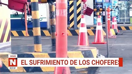 Varios días sin ver a la familia por estar en las largas filas en busca de combustible