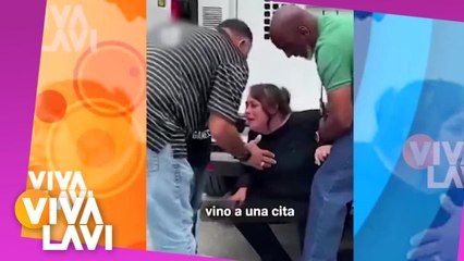 Niño calma a mujer que fue arrestada por migración en Estados Unidos