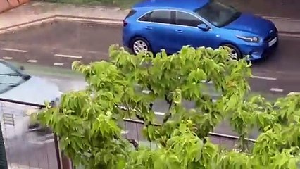 Una fuerte tormenta deja carreteras y calles inundadas