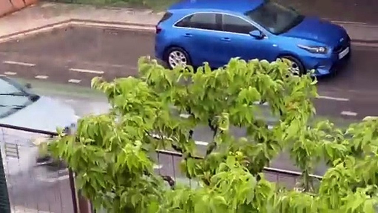 Una fuerte tormenta deja carreteras y calles inundadas
