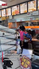 Una mujer, aparentemente desesperada y con un bebé en brazos, saltó el mostrador de un restaurante y se llevó varias piezas de pollo. Todo fue captado en video, incluyendo las risas y la sorpresa de los empleados.