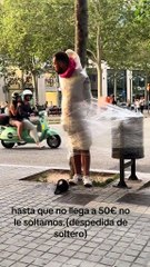 Insólita despedida de soltero en Barcelona: atado a un árbol con papel film y pidiendo dinero en plena calle