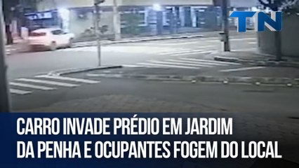 Carro invade prédio em Jardim da Penha e ocupantes fogem do local