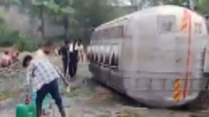Amethi: तेल का टैंकर पलटा, लूटने की मची होड़