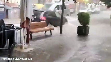 Calles inundadas y decenas de llamadas a emergencias por una fuerte tormenta en Valladolid