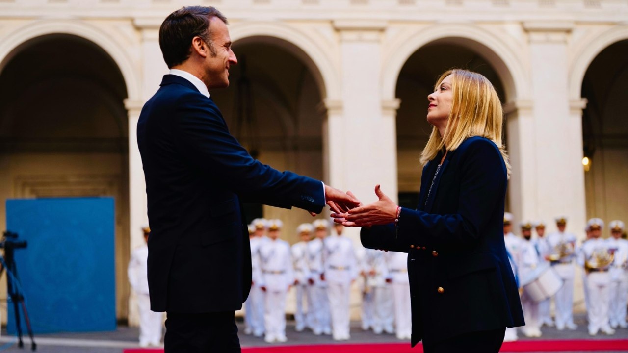 Meloni accoglie Macron a Palazzo Chigi: scambio di baci e larghi sorrisi