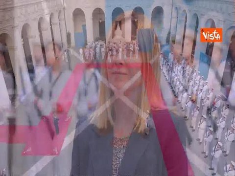 Meloni riceve Macron a Palazzo Chigi, sorrisi e baci sulle guance con il Presidente francese