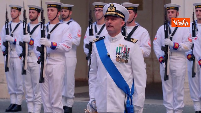 Meloni riceve Macron a Palazzo Chigi, sorrisi e baci sulle guance con il Presidente francese