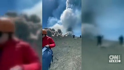 Turistlerin volkandan kaçışı kamerada