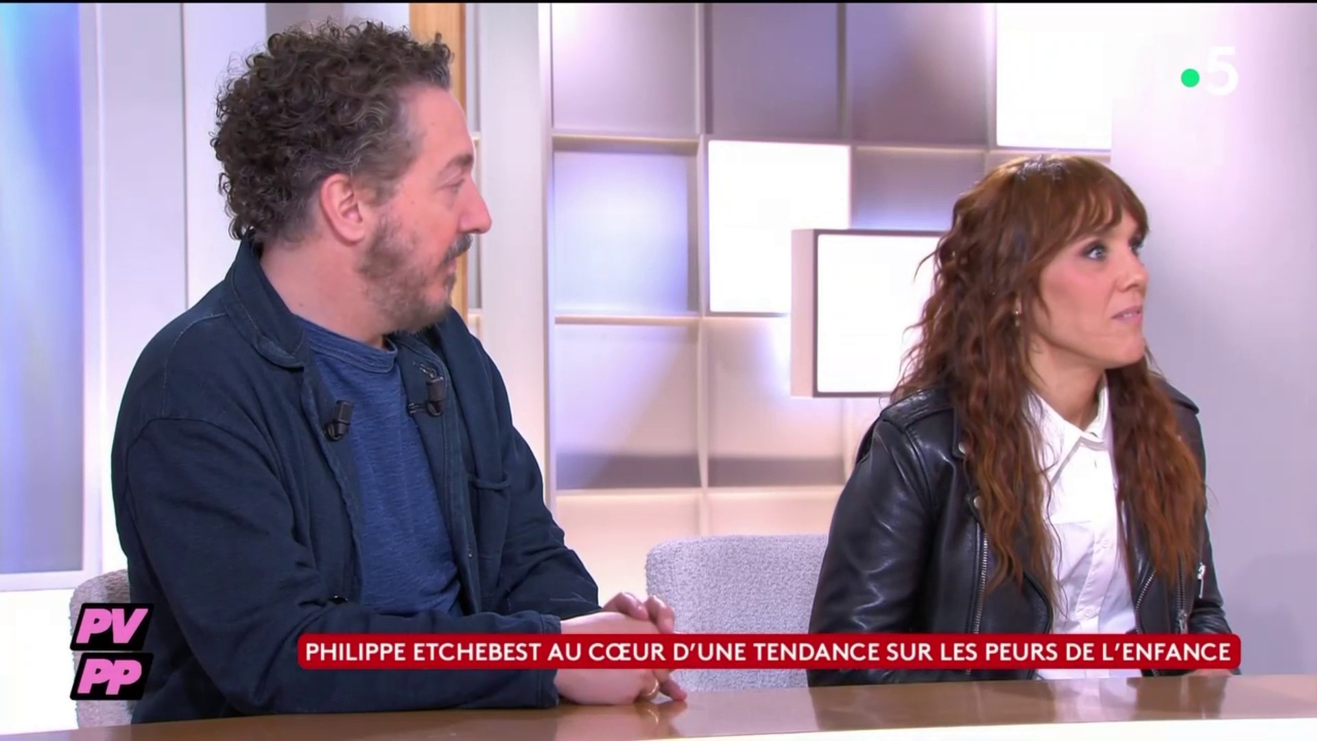 VOICI - Zaz : la chanteuse révèle voir des fantômes sur le plateau de C à vous, au grand dam d'Anne-Elisabeth Lemoine (ZAP TV)