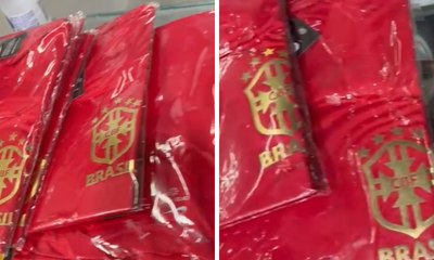 Camisa vermelha da Seleção Brasileira é apreendida pela polícia, em São Paulo