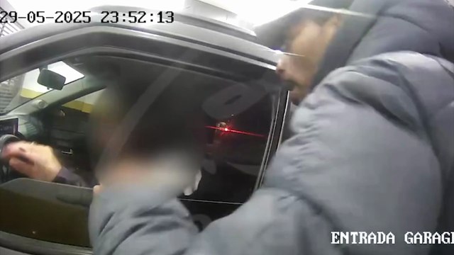 Imagens impressionantes! Câmera flagra momento em que mulher tem carro roubado por assaltante armado