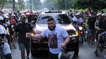 MC Poze do Rodo é festejado por multidão ao sair da cadeia