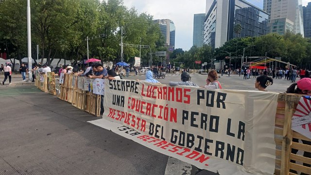 Normalistas de Chiapas instalan plantón en Paseo de la Reforma en CDMX