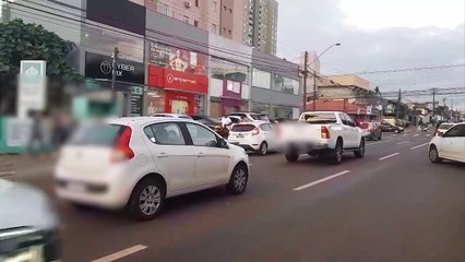 Acidente entre Palio e Hilux causa transtornos na Rua Recife