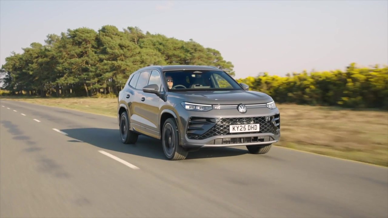 Volkswagen Tayron R-Line in Dolphin grey metallic Driving Video