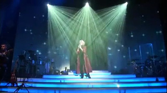 Nicole Croisille interprète : Téléphone-moi et Parlez-moi de lui