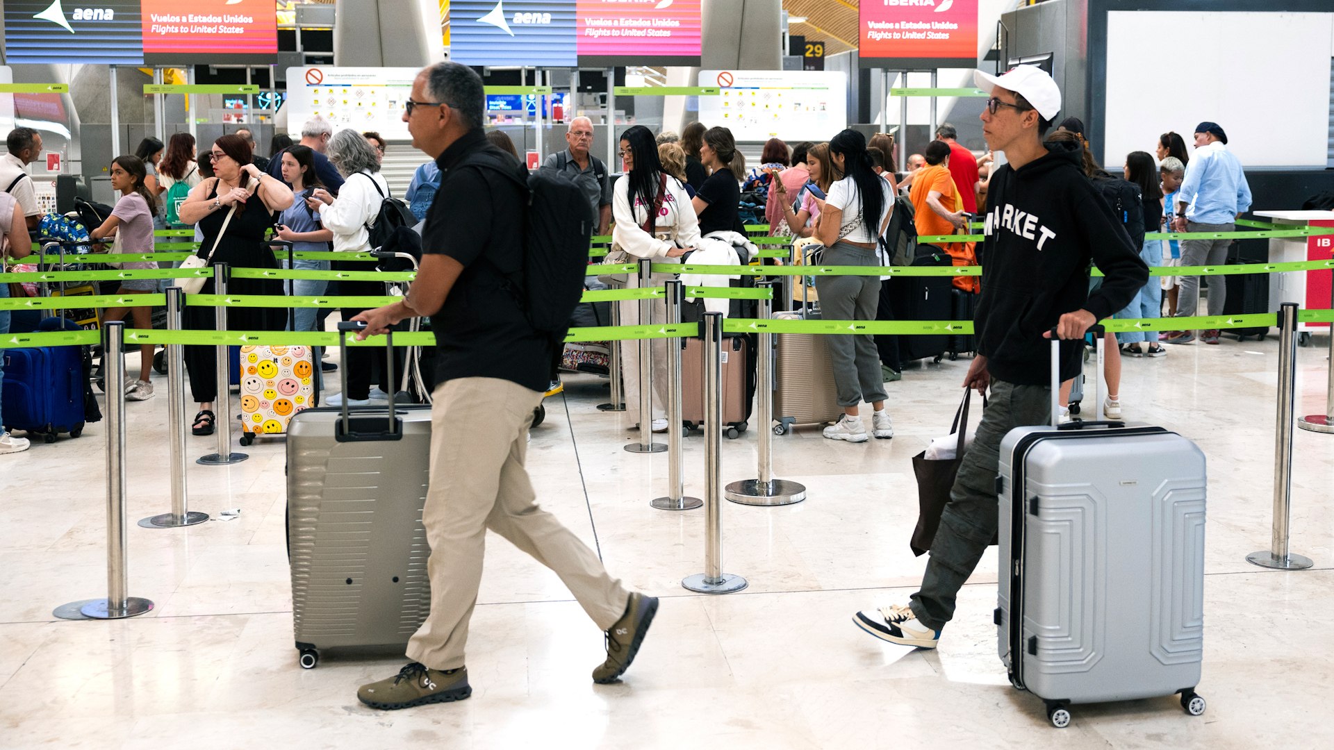 La Comisi�n Europea ha aprobado este lunes una reforma del reglamento sobre los derechos de los pasajeros a�reos que permitir�a a las aerol�neas cobrar por el equipaje de mano, la reserva de asientos junto a personas con movilidad reducida y modificaciones en los billetes, incluyendo cambios m�nimos en los datos del pasajero.

La propuesta, que obtuvo una mayor�a cualificada del Consejo de Ministros de Transporte de los Veintisiete, fue rechazada por Espa�a, Alemania, Estonia y Portugal, que alertaron sobre el retroceso en los derechos de los consumidores.