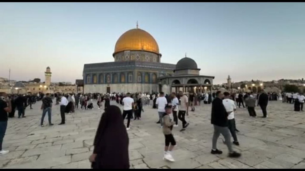 A Gerusalemme la preghiera dei palestinesi alla moschea di Al-Aqsa