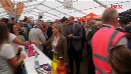 Royal Cornwall Show, il principe William sorseggia gin con la Duchessa di Edimburgo