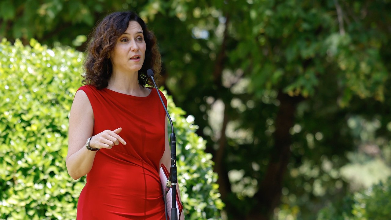 Ayuso critica "la farsa de los pinganillos" para mostrar "una España plurinacional que no existe"