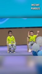 Ce petit garçon se mobilise pour remotiver son ami en plein spectacle