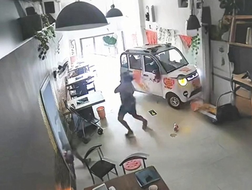 Auto rast in Restaurant: Mädchen rettet kleine Schwester