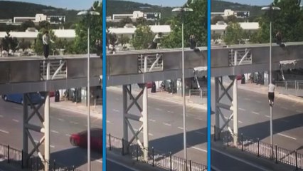 Üst geçitten elektrik direğine atladı; o anlar kamerada
