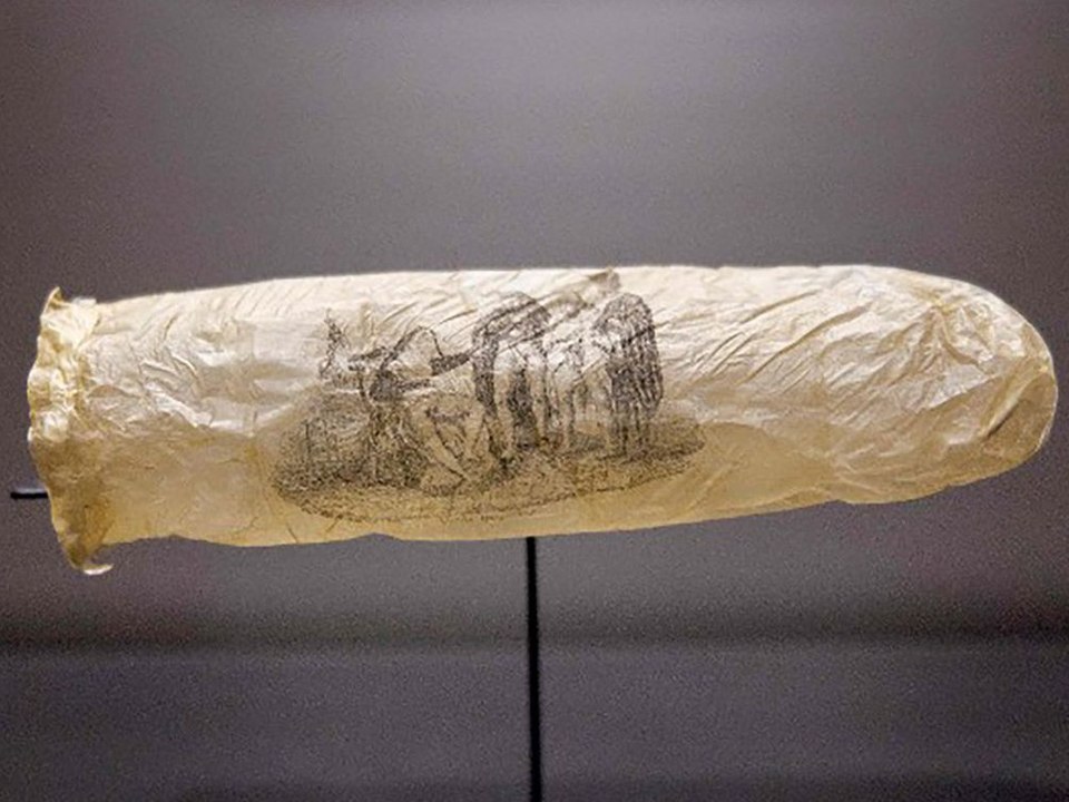Museum zeigt 200 Jahre altes Kondom mit erotischer Szene