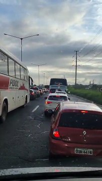HAJA PACIÊNCIA! Trânsito lento na BR-324 complica manhã de motoristas