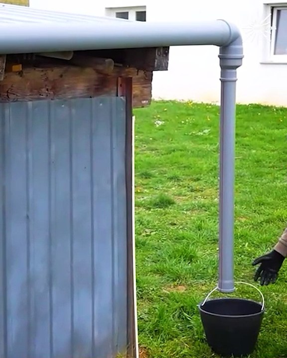 Installing a roof drainage pipe!💯