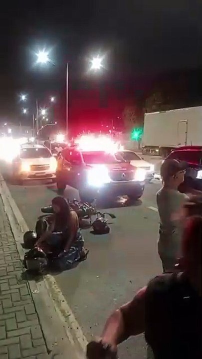 Acidente com motos na parte alta de Maceió deixa vítimas caídas em avenida
