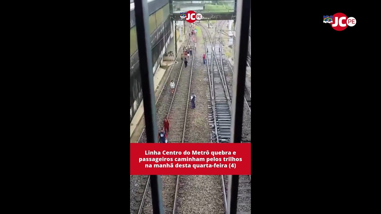 Linha Centro do Metrô quebra e passageiros caminham pelos trilhos na manhã desta quarta-feira (4)