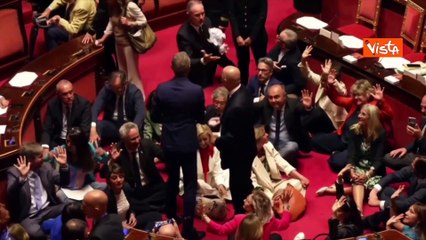 Decreto Sicurezza, Pd M5s e Avs in Aula si siedono in centro dell’Aula al Senato per protesta