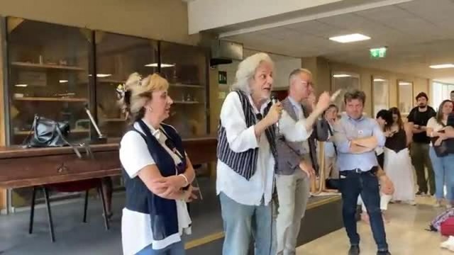 Bologna, alle Aldini Valeriani suona la sirena antiaerea per Gaza: il video dell' «esercitazione di immedesimazione» ideata da Bergonzoni