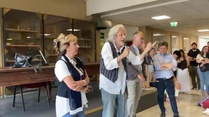 Bologna, alle Aldini Valeriani suona la sirena antiaerea per Gaza: il video dell' «esercitazione di immedesimazione» ideata da Bergonzoni