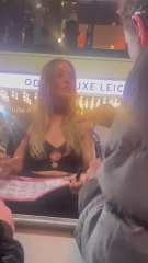 el gesto de Margot Robbie con un fan cuando se da cuenta de que tiene problemas de audición