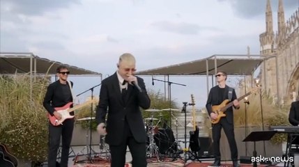 Sorprendente live session di Lazza aspettando San Siro