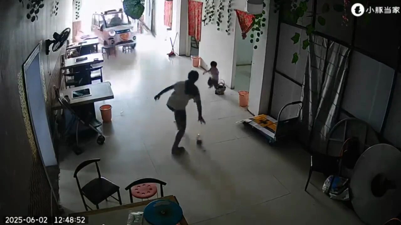 Supermom Reflexes Save the Day! 🦸‍♀️🚗💥 She moved faster than the car