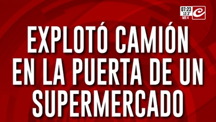 Camión provoca impresionante incendio tras explotar en la puerta de un supermercado