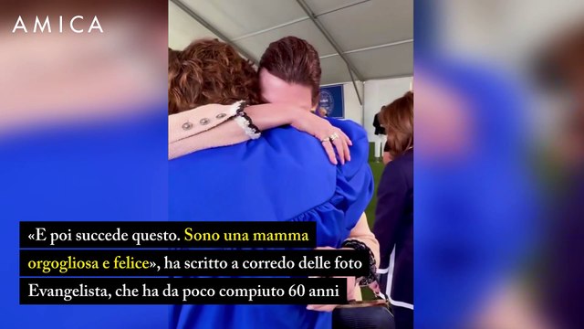 Linda Evangelista alla laurea del figlio Augie con la famiglia allargata: c'è anche Salma Hayek