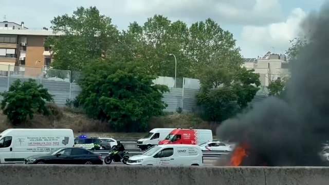 Un coche arde en plena M-30 de Madrid y provoca largas aglomeraciones