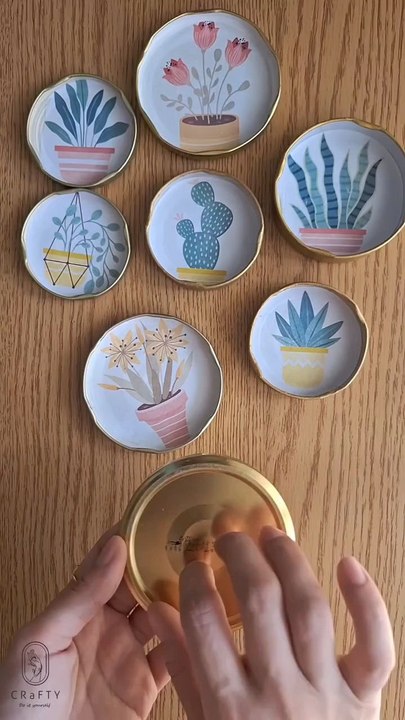Jar lid art via: @diycrafts_craftyJar lid art is a creative and eco-friendly craft where old jar lids are transformed into mini canvases. Perfect for DIY lovers and upcycling enthusiasts!