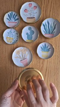 Jar lid art via: @diycrafts_craftyJar lid art is a creative and eco-friendly craft where old jar lids are transformed into mini canvases. Perfect for DIY lovers and upcycling enthusiasts!