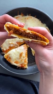 Cheesey Pizza 🍕🧀#pizza #cheese #easytomake #breakfast #cooking #baking