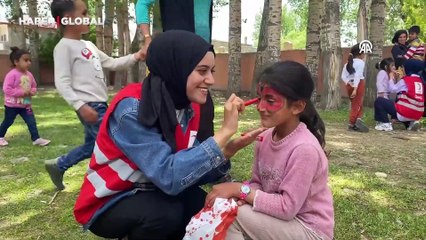 Kızılay gönüllüleri çocukları eğlendirdi