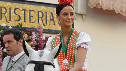 Victoria Federica aparece a lomos de un caballo blanco para ir al Rocío con la Hermandad de Triana