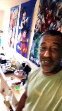 Les images surréalistes d'un détenu qui a installé une piscine dans sa cellule et nargue les surveillants pénitentiaires avec des téléphones portables!