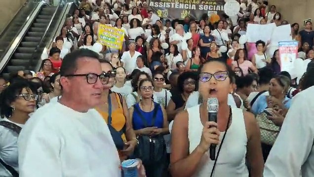 Servidores municipais protestam na Estação da Lapa