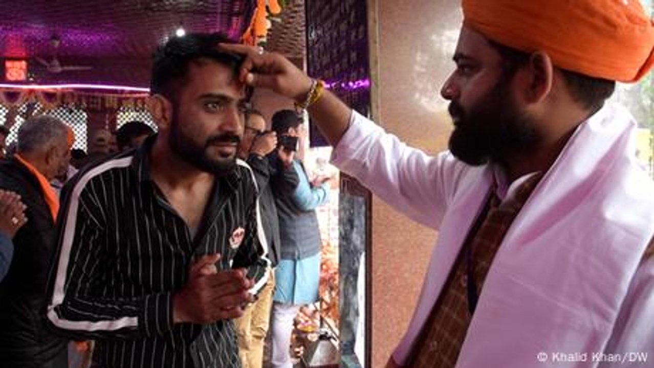 Kashmir: Fears dampen celebrations at Hindu festival